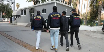 Hesabına gelen parayla 2 dolandırıcıyı yakalattı
