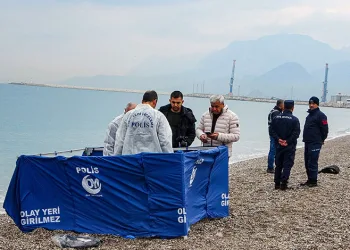 Konyaaltı sahilinde yarı çıplak erkek cesedi bulundu