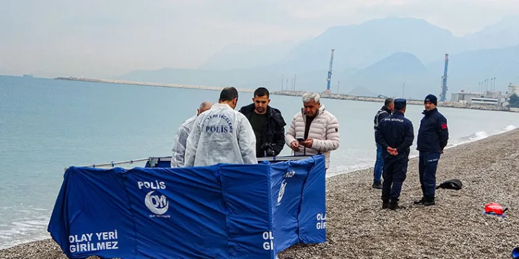 Konyaaltı sahilinde yarı çıplak erkek cesedi bulundu