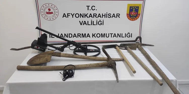 Define avcıları kazıya başlayamadan jandarmaya yakalandı