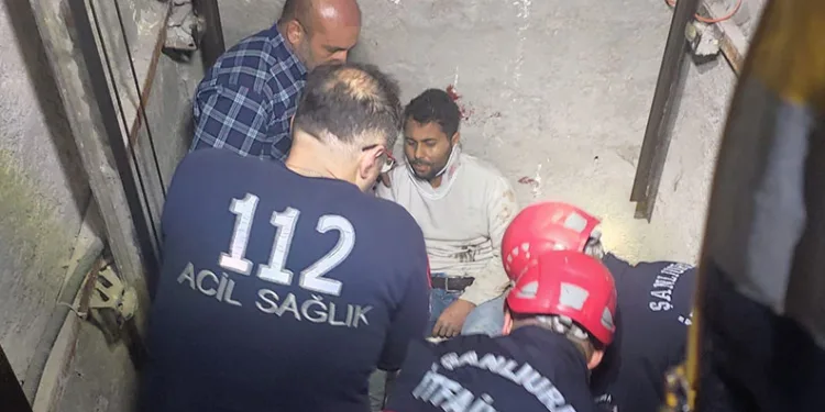 Şanlıurfa’da asansör boşluğuna düşen genç yaralandı