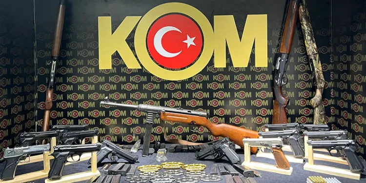 İzmir’de ruhsatsız silah operasyonu: 5 gözaltı