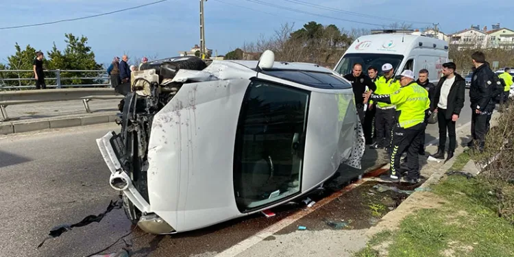 Sinop’ta virajı alamayan otomobil takla attı: 1 yaralı