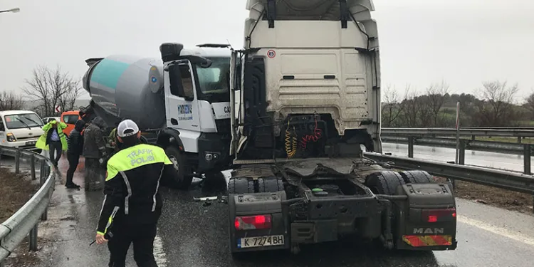 Ters yöne giren tırla beton mikseri kafa kafaya çarpıştı: 2 yaralı