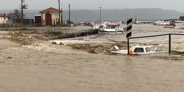 Çanakkale’de sağanak yağış nedeniyle Kepez çayı taştı