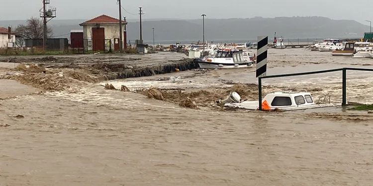 Çanakkale’de sağanak yağış nedeniyle Kepez çayı taştı