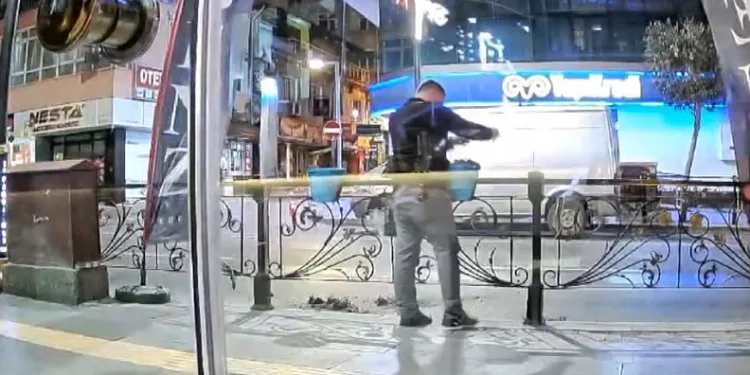 Yol üzerinde bulunan saksıların toprağını etrafa saçtı