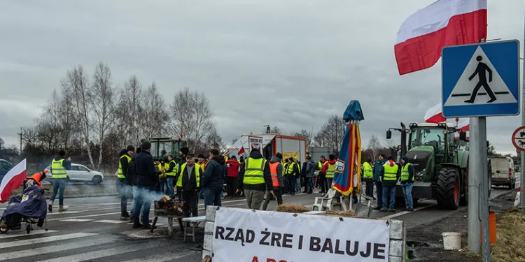 Polonyalı çiftçiler Ukrayna sınırını kapattı