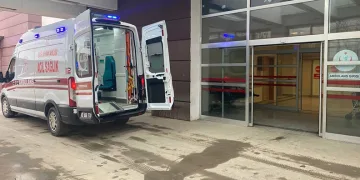Hafif ticari araç motosiklete çarptı: 1 yaralı