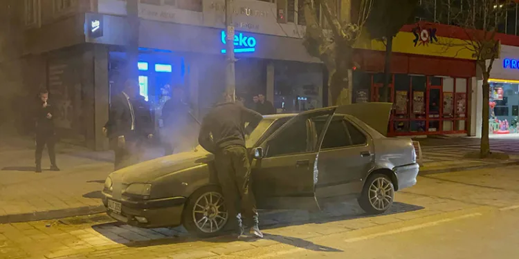 Bursa’da yanan aracı polis söndürdü