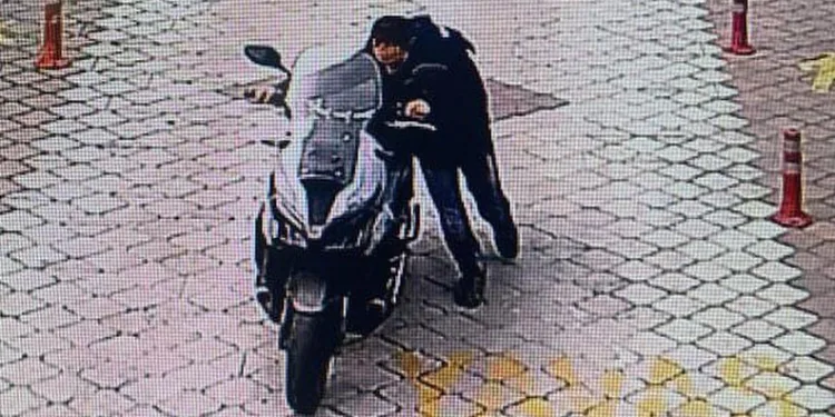 140 bin liralık motosikleti ittirerek çaldı