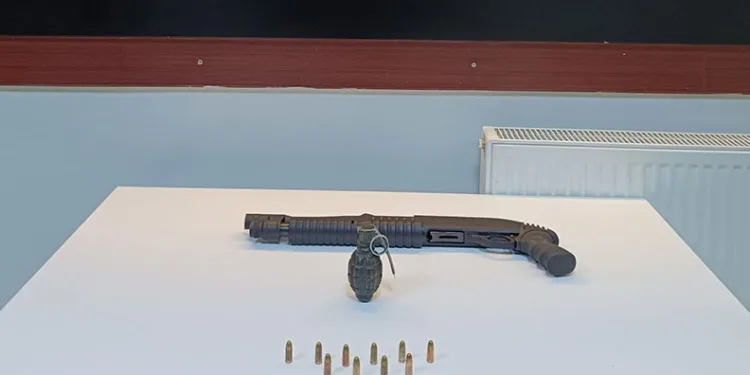 Ev aramasında el bombası bulundu