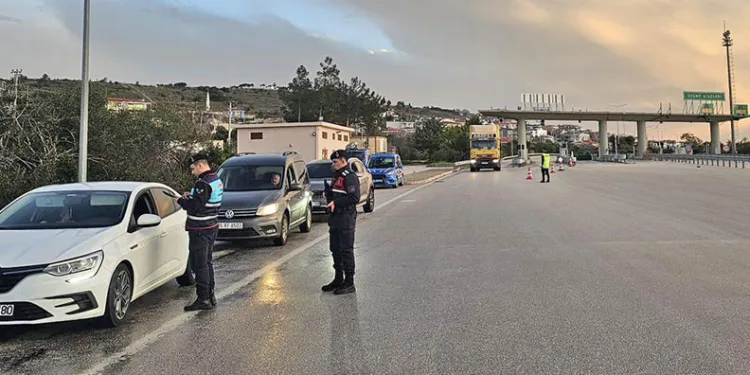 Çeşme’de aranan 52 kişi yakalandı