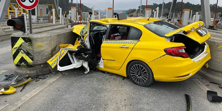 Kuzey Marmara Otoyolu’nda ticari taksi gişeye çarptı: 2 ağır yaralı