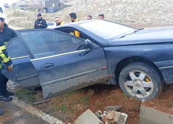 Mardin’de otomobil kaldırıma çarptı: 4 yaralı