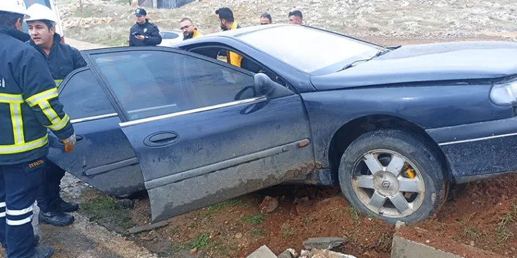Mardin’de otomobil kaldırıma çarptı: 4 yaralı