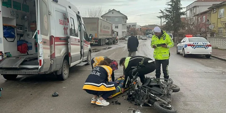 Hafif ticari araç elektrikli motosiklete çarptı: 1 yaralı