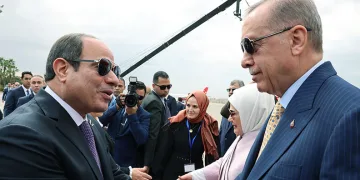 Cumhurbaşkanı Erdoğan’ı 12 yıl sonra Mısır’da Sisi karşıladı