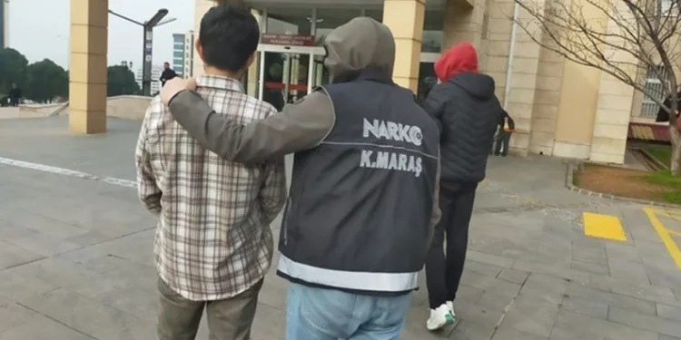 Uyuşturucu ticareti yapan 2 şahıs tutuklandı