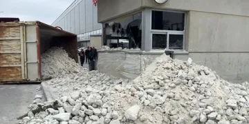 Kamyonuna çarpan aracı takip ederken kaza yaptı