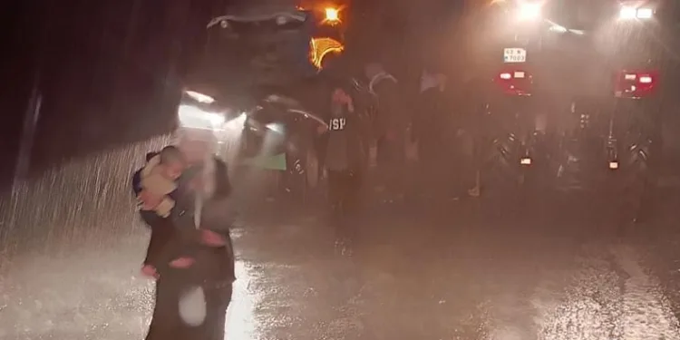 Siverek’te sele kapılan araçta mahsur kalan 5 kişi kurtarıldı