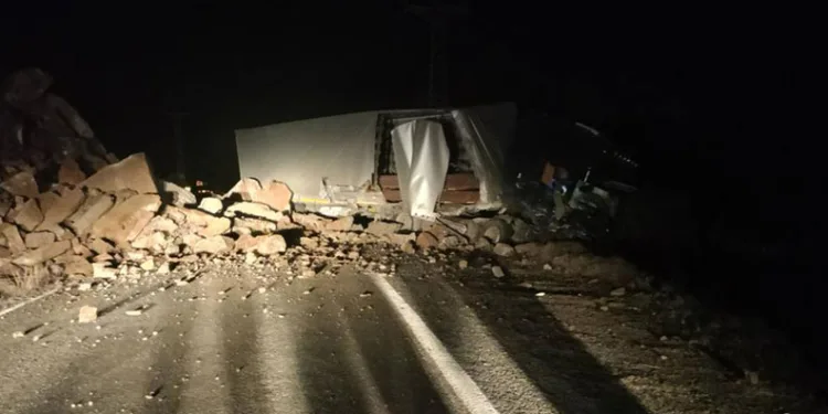Yamaçtan kopan kayalar tıra isabet etti