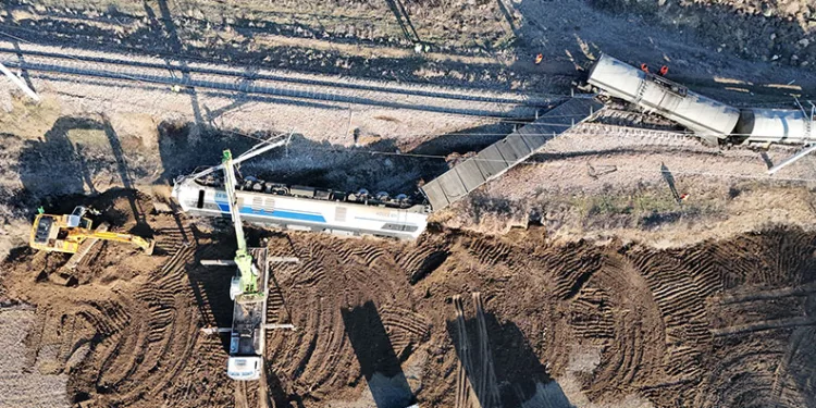 Kırıkkale’de devrilen zift yüklü treni kaldırma çalışmaları sürüyor