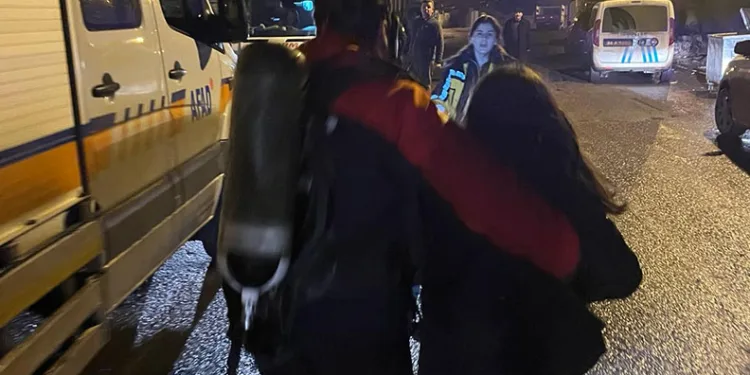 Kars’ta yangında mahur kalan 4 kişi kurtarıldı