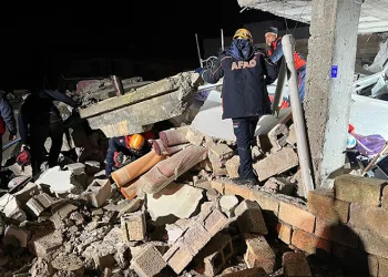 Şanlıurfa’da 2 katlı ev çöktü: 2 ölü, 8 yaralı