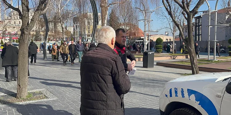 Dolandırılan yaşlı adamı polis bankada buldu