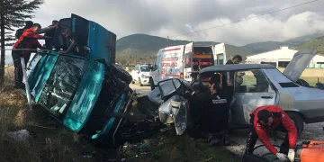 İki otomobil kafa kafaya çarpıştı