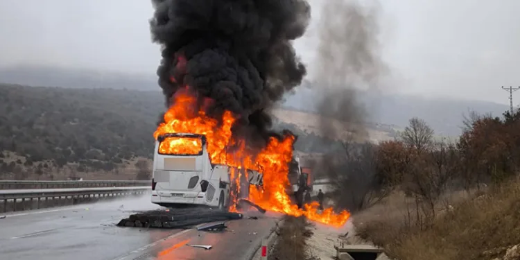 Kamyona çarpan otobüs alev topuna döndü