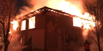 İki katlı ev alev topuna döndü