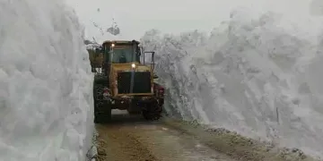 Yüksekova’da 5 metrelik kar tünelinde çalışma