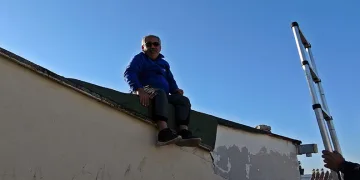 Anteni düzetmek için çıktığı çatıda mahsur kaldı