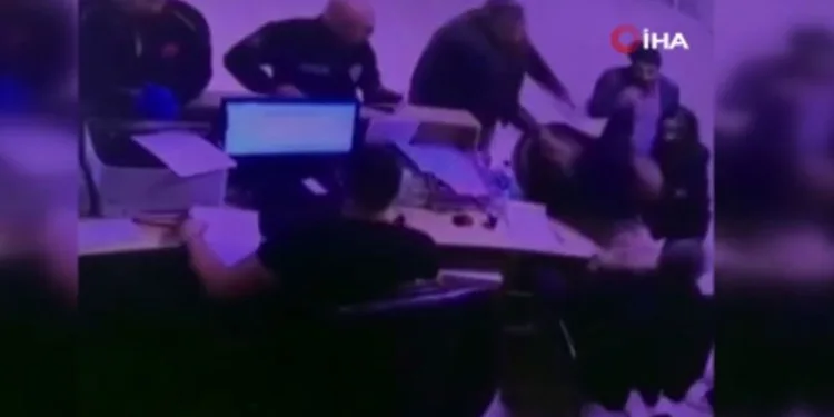 Hasta tartıştığı doktora yumruk attı