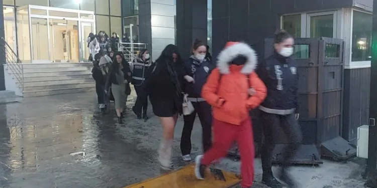 Masaj salonlarına fuhuş operasyonu