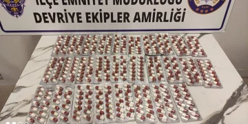 Araçtan atılan poşette uyuşturucu hap ele geçirildi