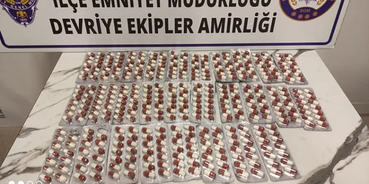 Araçtan atılan poşette uyuşturucu hap ele geçirildi