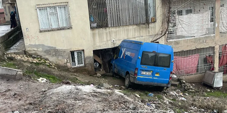 Siirt’te kontrolden çıkan kargo aracı bir eve daldı