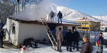 Müstakil evin çatı kısmı yandı