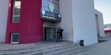 Adana’da motosiklet hırsızı polisten kaçamadı