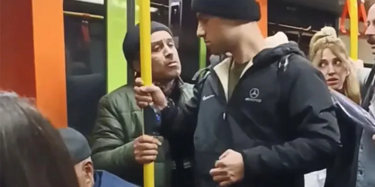 Bursa metrosunda müzik tartışması