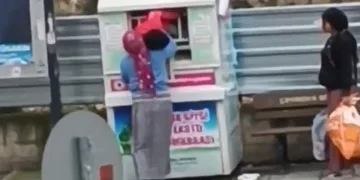 Giysi kumbarasından çocuk çıktı