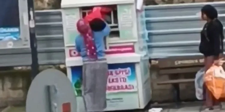 Giysi kumbarasından çocuk çıktı