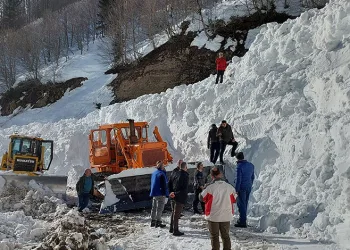 Çığ altında kalan iş makinesi 10 gün sonra çıkartıldı
