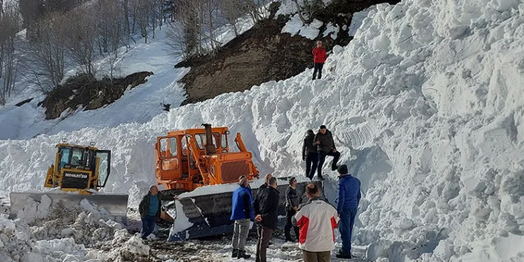 Çığ altında kalan iş makinesi 10 gün sonra çıkartıldı