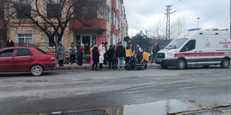 Yoldan çıkan otomobil bankta oturan vatandaşa çarptı