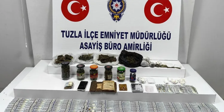 Tuzla’da yakalanan zehir tacirinin evinden farklı ülkelere ait nakit para çıktı