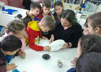 Çocuklar atölyede ustalar okulda